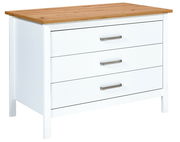 Weiße Kücheninsel mit drei Schubladen und einer Holzoberfläche, seitliche Perspektive