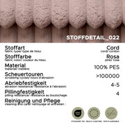 Nahaufnahme eines rosa Cordstoffs mit hoher Abriebfestigkeit und Pflegehinweisen, von oben betrachtet.