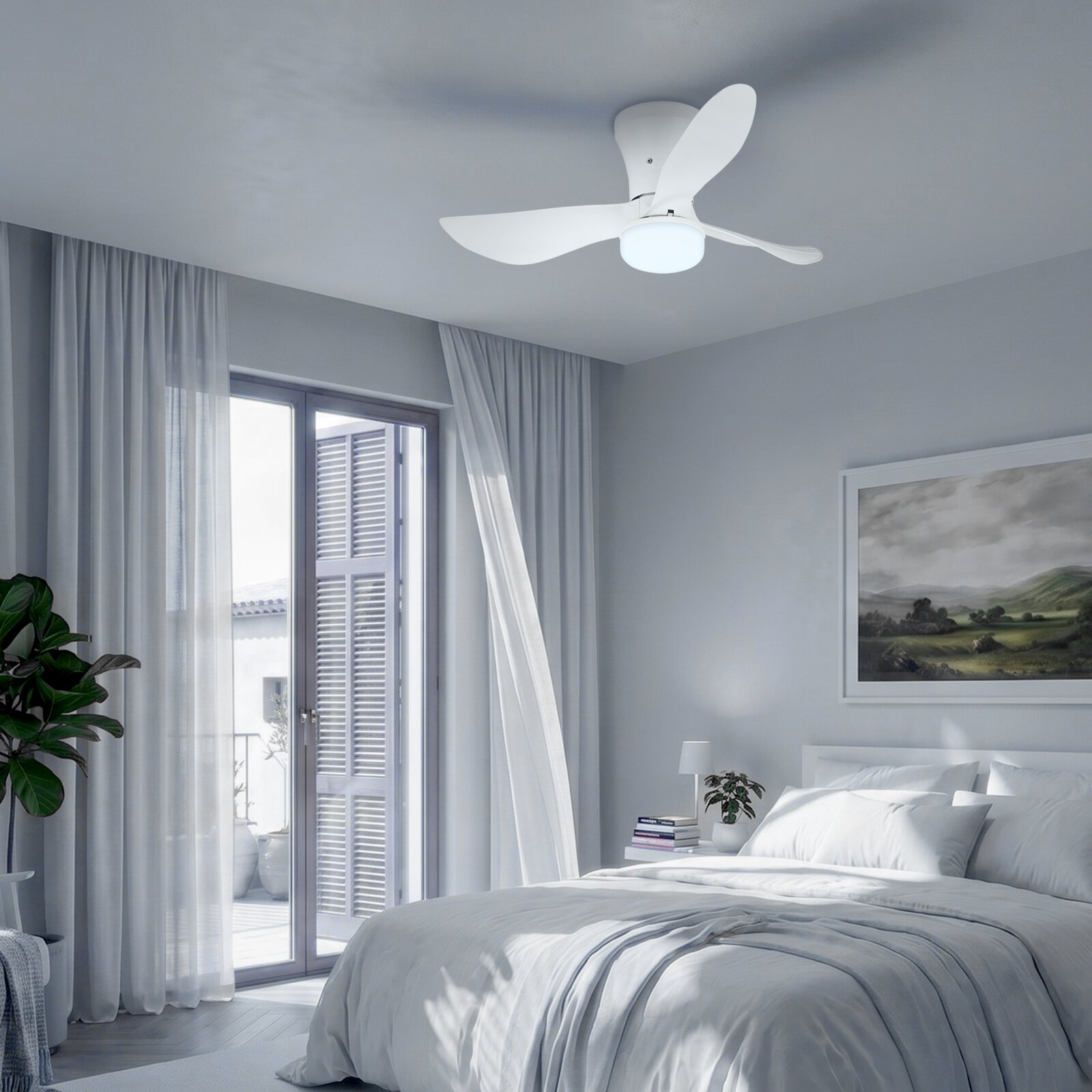 Witte plafondventilator met vier gebogen bladen en geïntegreerde ledlamp in een moderne slaapkamer, vanuit onderaanzicht