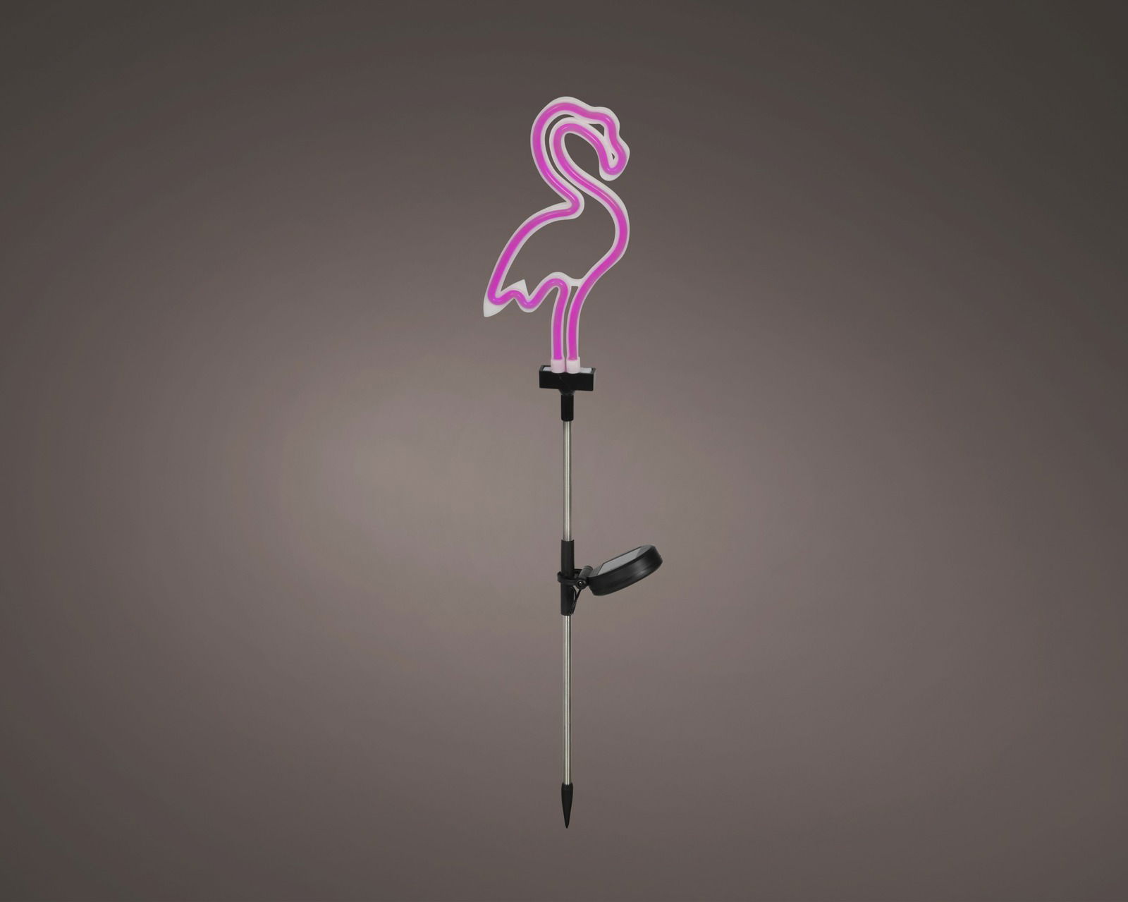 Solarbetriebene Stabbeleuchtung in Form eines pinken Flamingos, seitliche Ansicht.