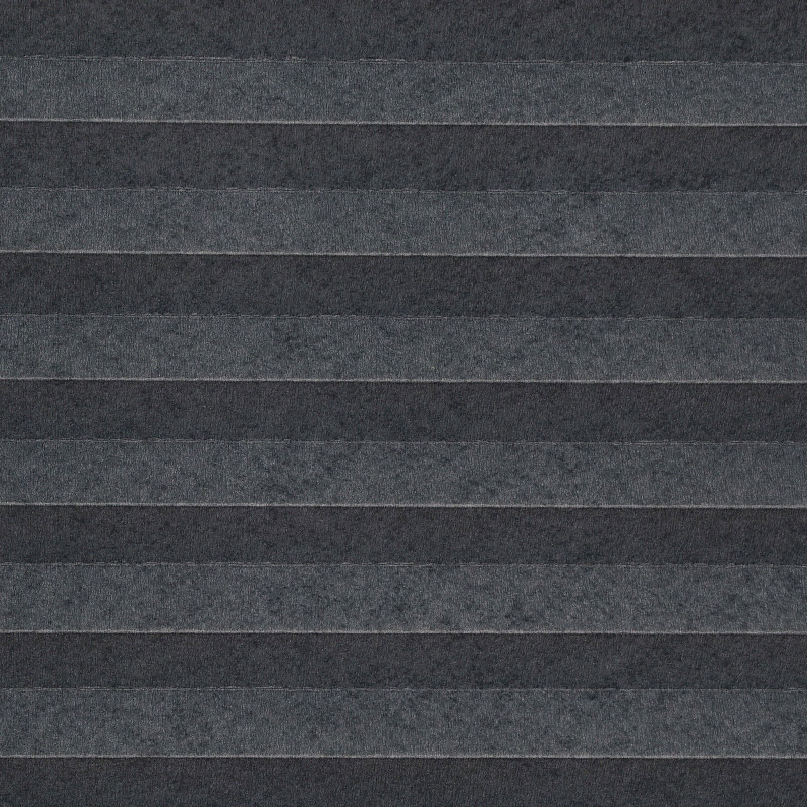 Nahaufnahme eines gefädelten Plissees in dunklem Grau, horizontal ausgerichtet.