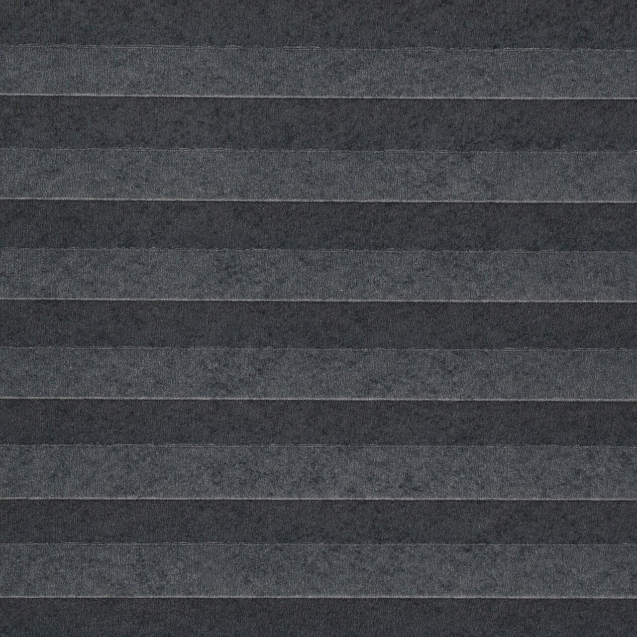 Nahaufnahme eines gefädelten Plissees in dunklem Grau, horizontal ausgerichtet.