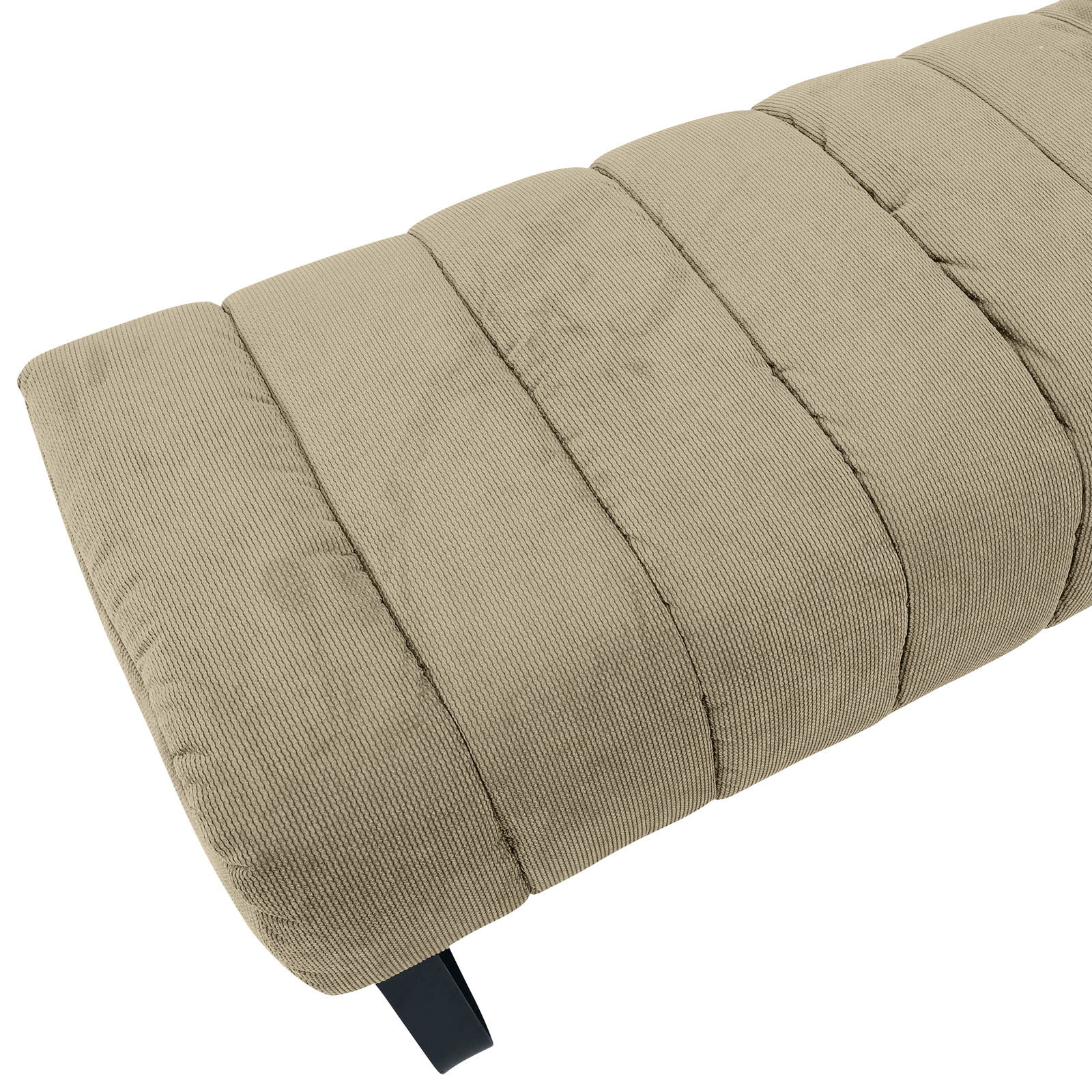 Nahaufnahme einer 2er-Sitzbank mit gestepptem Stoffbezug in Beige, seitliche Perspektive