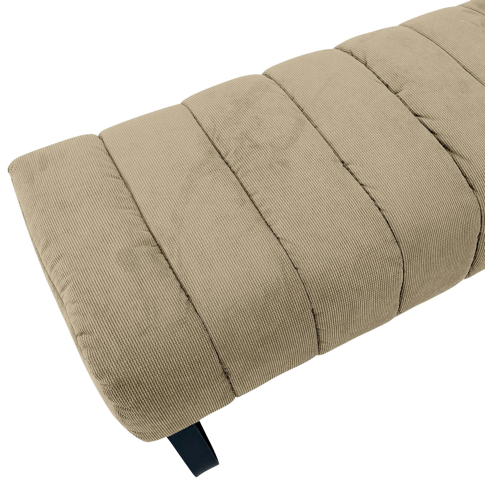 Nahaufnahme einer 2er-Sitzbank mit gestepptem Stoffbezug in Beige, seitliche Perspektive