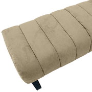 Nahaufnahme einer 2er-Sitzbank mit gestepptem Stoffbezug in Beige, seitliche Perspektive