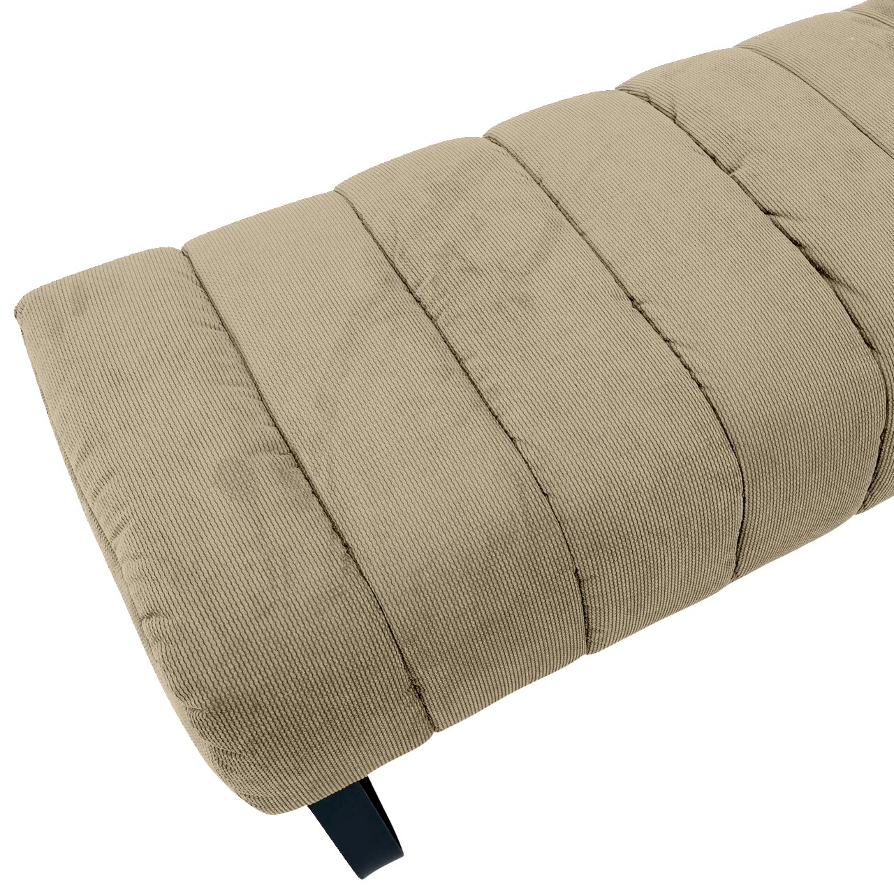 Nahaufnahme einer 2er-Sitzbank mit gestepptem Stoffbezug in Beige, seitliche Perspektive