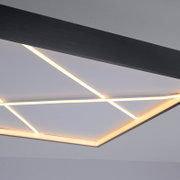Moderne Deckenleuchte mit geometrischem Design und warmweißen LED-Streifen, seitliche Perspektive