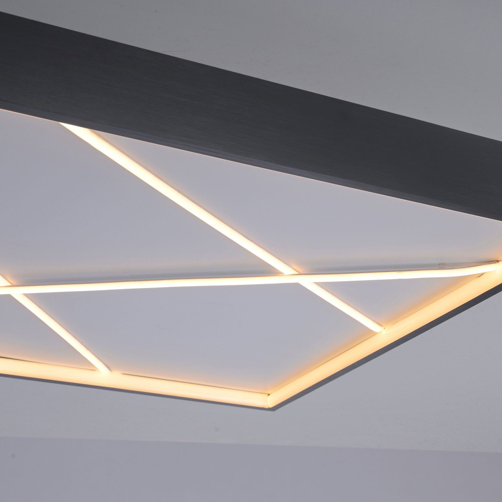 Moderne Deckenleuchte mit geometrischem Design und warmweißen LED-Streifen, seitliche Perspektive