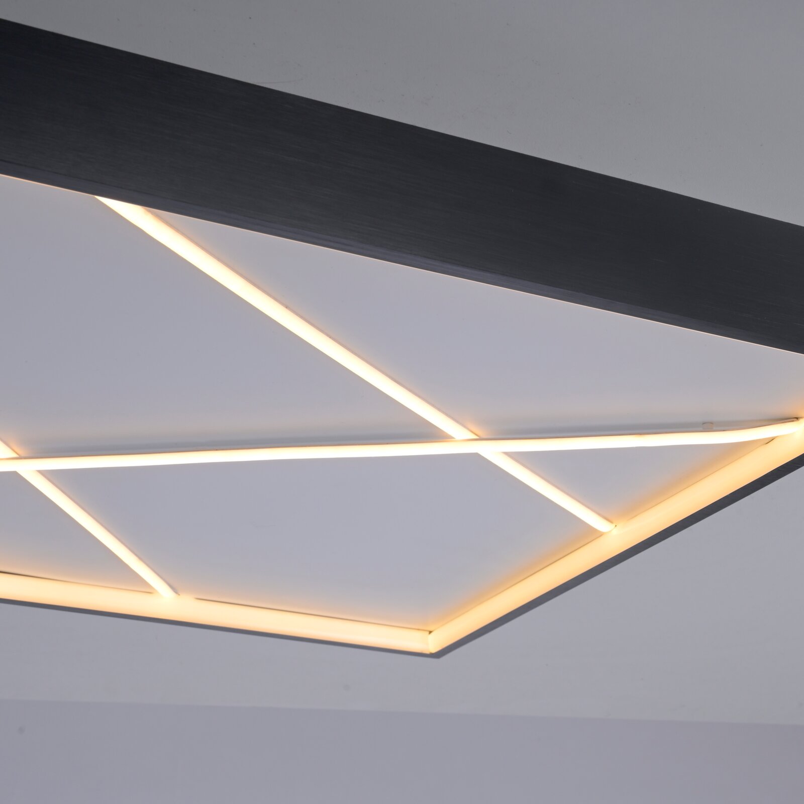 Moderne Deckenleuchte mit geometrischem Design und warmweißen LED-Streifen, seitliche Perspektive