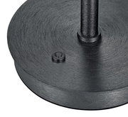 Nahaufnahme der Basis einer LED-Tischleuchte KLARA in schwarzem Metall mit einem runden Schalter, von oben betrachtet.