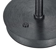 Nahaufnahme der Basis einer LED-Tischleuchte KLARA in schwarzem Metall mit einem runden Schalter, von oben betrachtet.