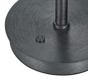 Nahaufnahme der Basis einer LED-Tischleuchte KLARA in schwarzem Metall mit einem runden Schalter, von oben betrachtet.