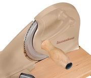 Brotschneidemaschine in Taupe mit Holzgriff, seitliche Perspektive