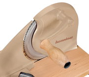 Brotschneidemaschine in Taupe mit Holzgriff, seitliche Perspektive