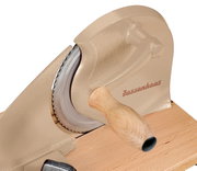 Brotschneidemaschine in Taupe mit Holzgriff, seitliche Perspektive
