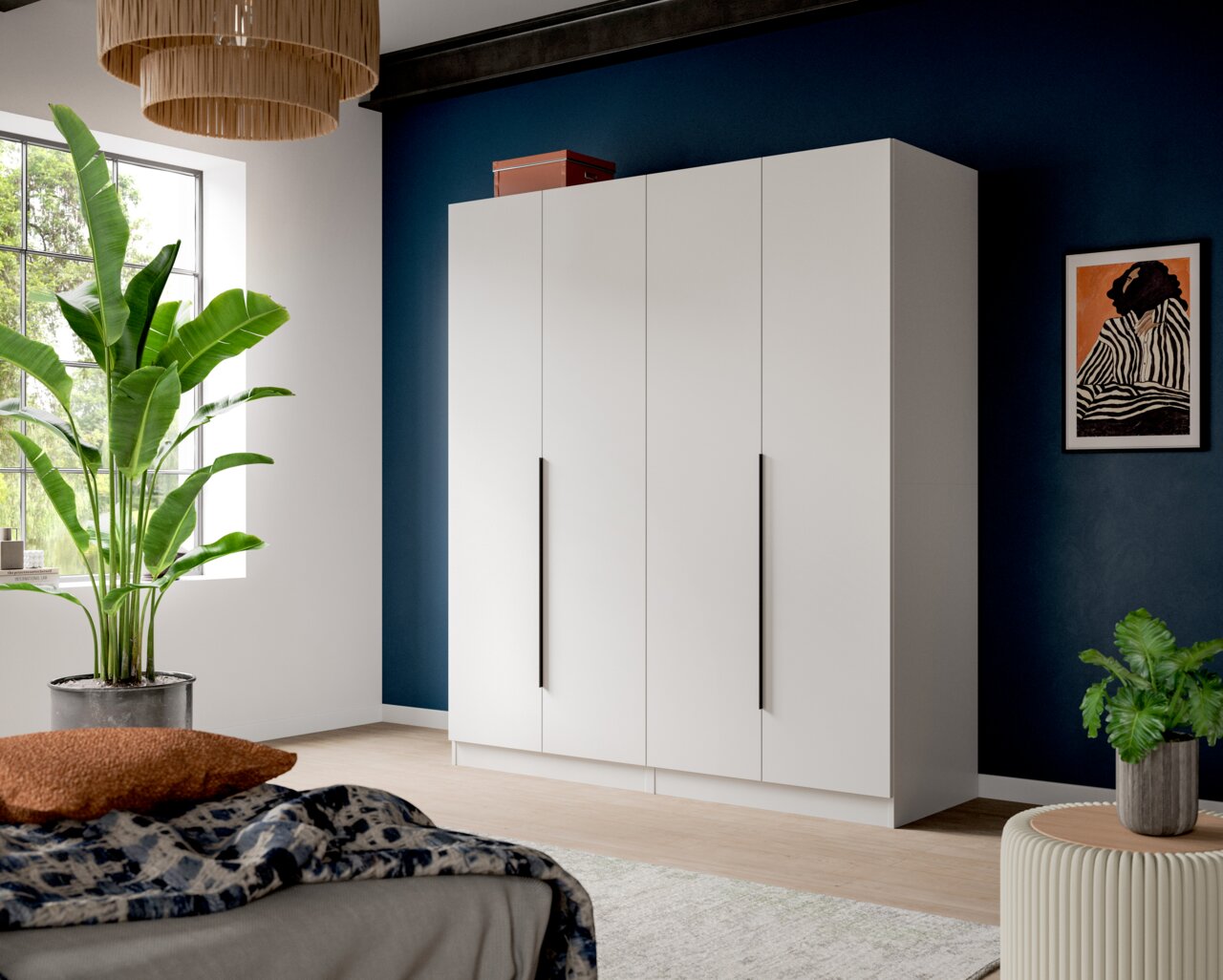 MID.YOU Kleiderschrankkombination KOPENHAGEN Moderner weißer Kleiderschrank mit vier Türen und langen schwarzen Griffen im Schlafzimmer vor dunkelblauer Wand, perspektivisch in leichter Schrägansicht von vorn rechts