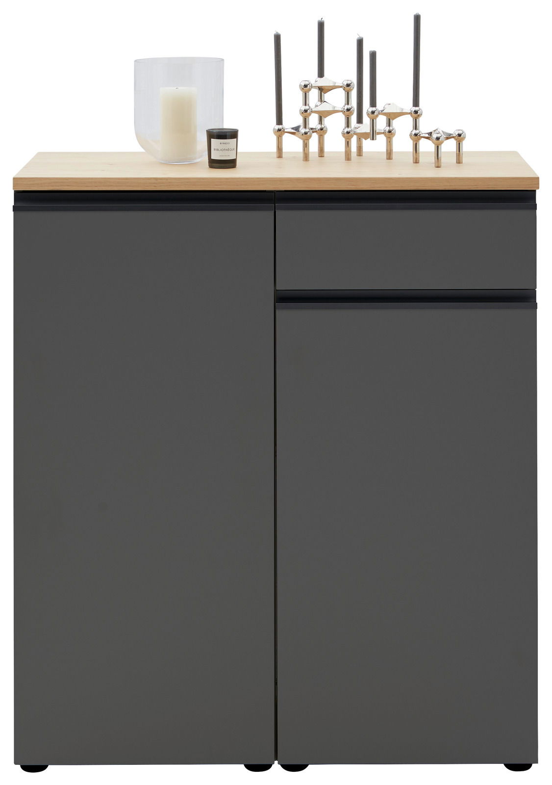Frontale Ansicht einer modernen Kombi-Kommode in Dunkelgrau mit Holzplatte, dekoriert mit Kerzen und einem Kerzenhalter.