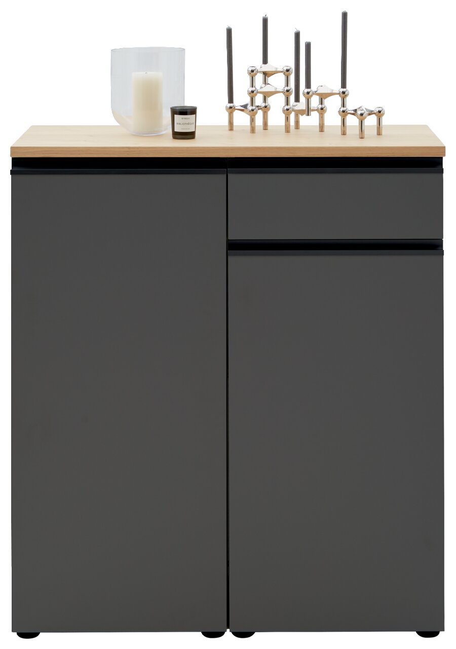 Frontale Ansicht einer modernen Kombi-Kommode in Dunkelgrau mit Holzplatte, dekoriert mit Kerzen und einem Kerzenhalter.