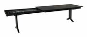 Erweiterbarer Esstisch in dunklem Holz, seitliche Perspektive