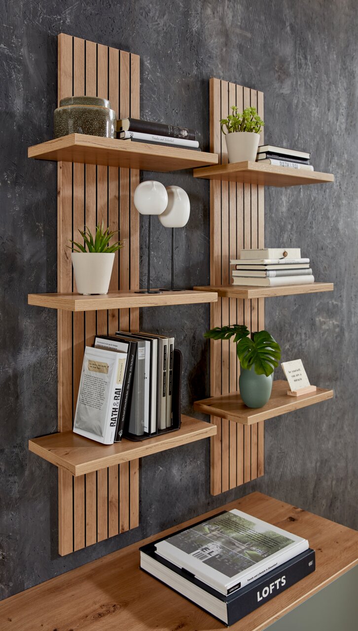Wandpaneel mit Holzregalen, dekoriert mit Büchern und Pflanzen, seitliche Perspektive