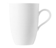 Weißer Maxi-Becher mit Henkel, seitliche Ansicht, 0,45 l Fassungsvermögen, mit feiner Rillenstruktur.