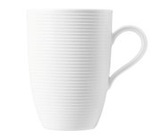 Weißer Maxi-Becher mit Henkel, seitliche Ansicht, 0,45 l Fassungsvermögen, mit feiner Rillenstruktur.