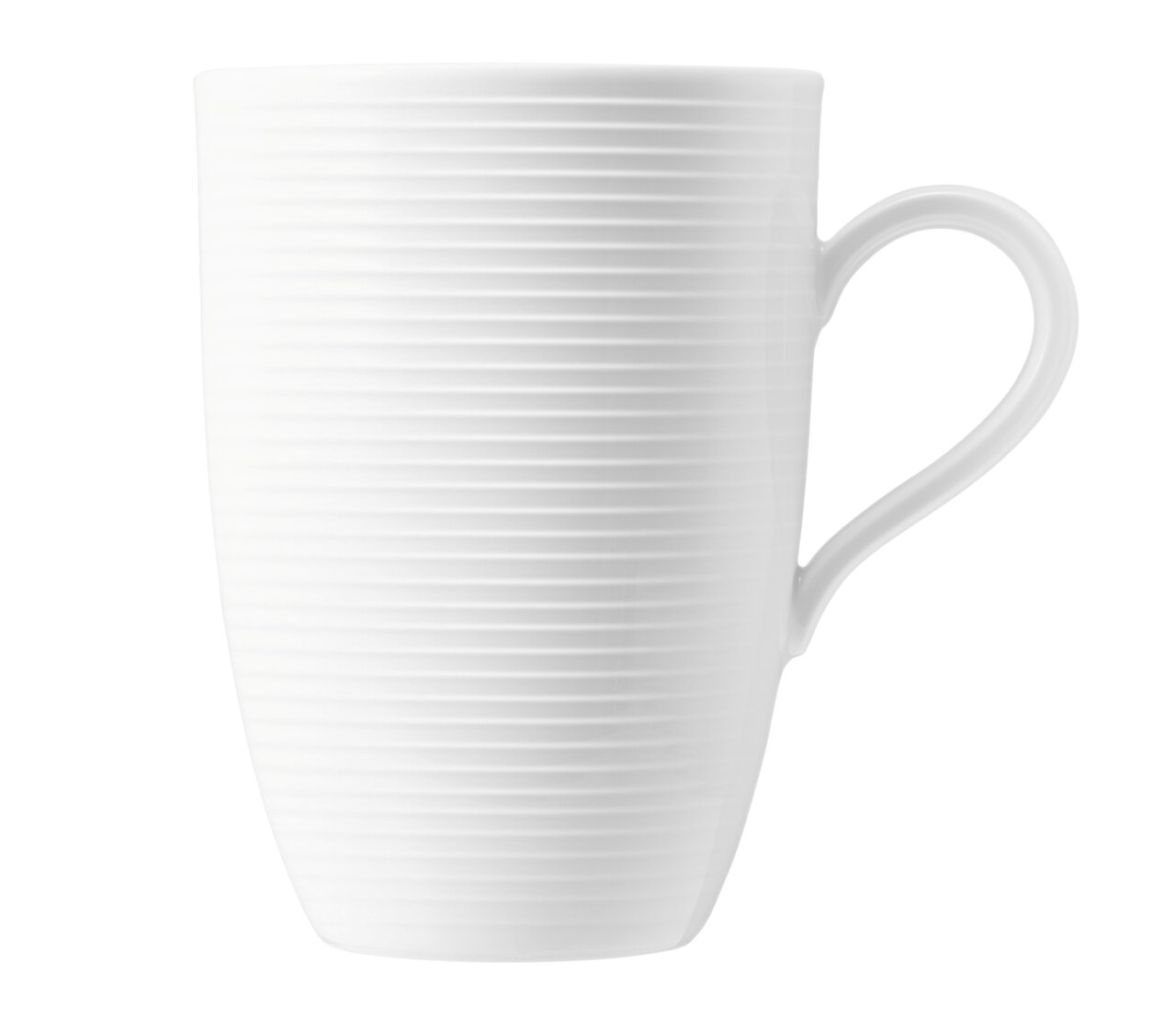 Weißer Maxi-Becher mit Henkel, seitliche Ansicht, 0,45 l Fassungsvermögen, mit feiner Rillenstruktur.