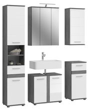 Moderne Badkombination mit Beleuchtung, bestehend aus einem Spiegelschrank, einem Waschbeckenunterschrank, einem hohen Schrank und einem kleinen Schrank, in Frontansicht.