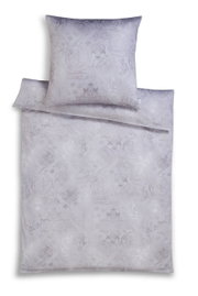 Bettwäsche-Set aus Jersey-Baumwolle in der Größe 155x220 cm mit elegantem, dezentem Muster in Grau, aus der Vogelperspektive fotografiert.