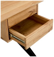 Nahaufnahme eines Schreibtisches aus Holz mit geöffneter Schublade, seitliche Perspektive