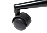 Nahaufnahme einer schwarzen Stuhlrolle des Drehstuhls Novel DANNY