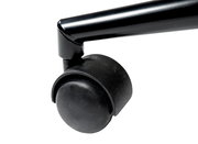 Nahaufnahme einer schwarzen Stuhlrolle des Drehstuhls Novel DANNY