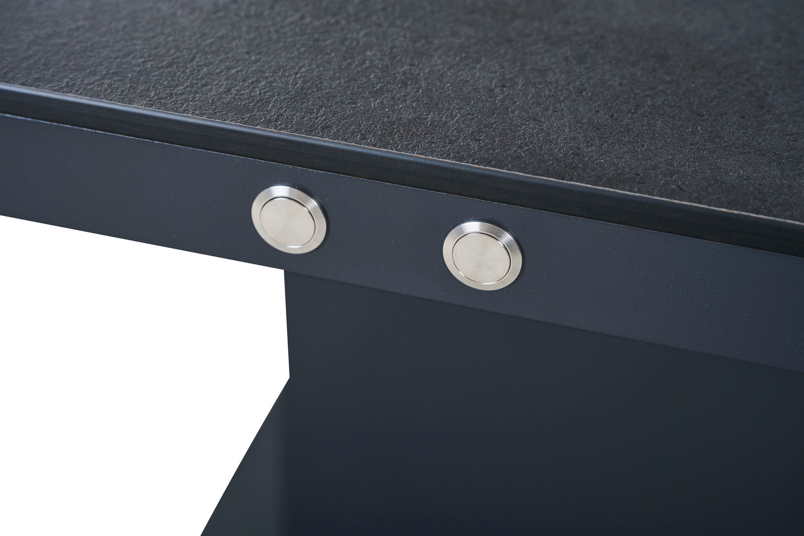 Nahaufnahme eines Garten E-Lifttisches mit dunkler Tischplatte und silbernen Knöpfen, seitliche Perspektive.