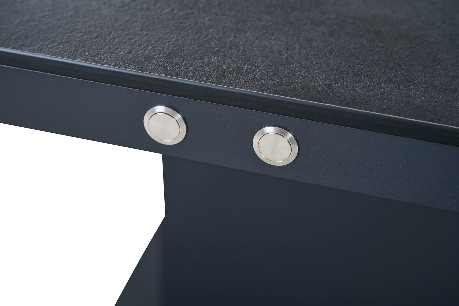 Nahaufnahme eines Garten E-Lifttisches mit dunkler Tischplatte und silbernen Knöpfen, seitliche Perspektive.