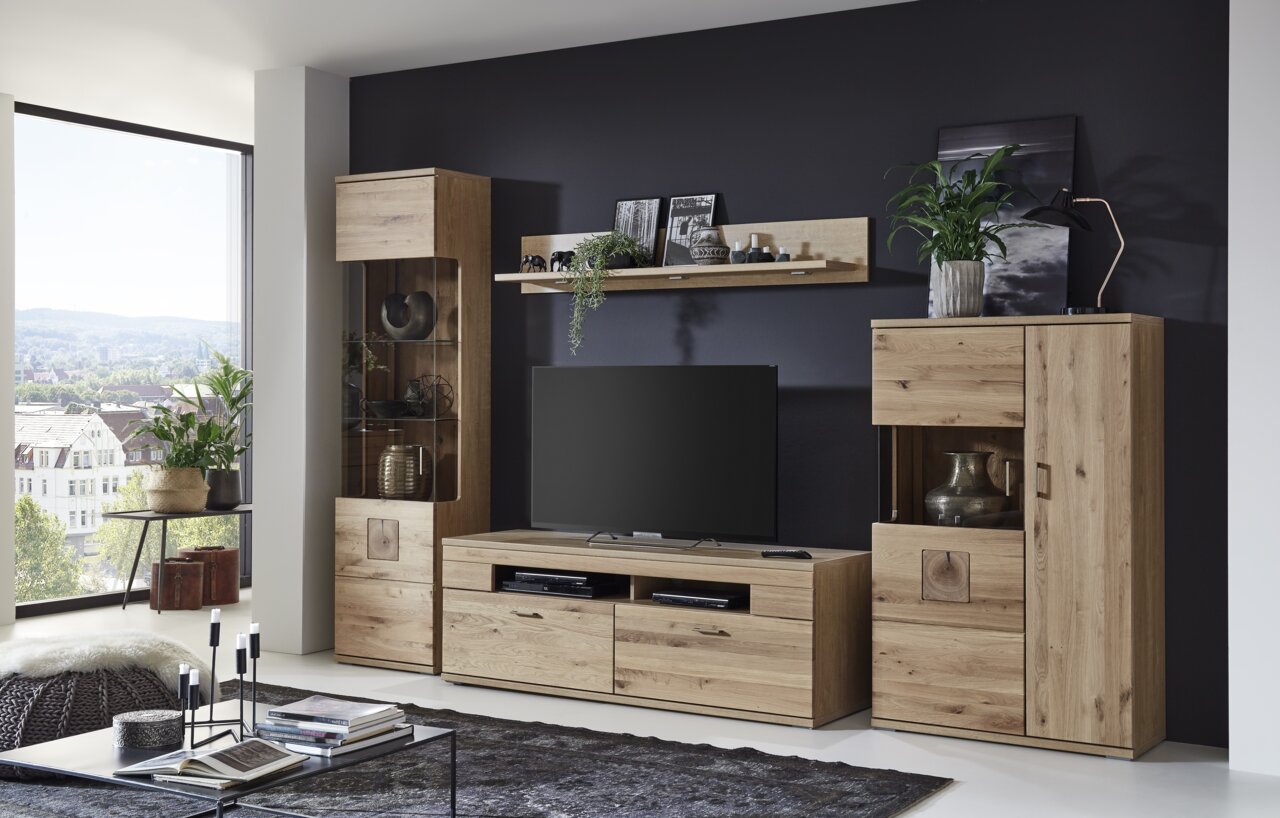 Moderne wandcombinatie KANSAS in houtlook met tv-kast, planken en vitrinekasten, gezien vanaf de voorkant in een stijlvol ingerichte woonkamer.
