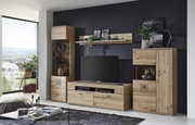 Moderne wandcombinatie KANSAS in houtlook met tv-kast, planken en vitrinekasten, gezien vanaf de voorkant in een stijlvol ingerichte woonkamer.