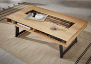 Moderner Couchtisch aus Holz mit schwarzem Metallgestell, von oben fotografiert, mit dekorativen Gegenständen auf der Tischplatte.