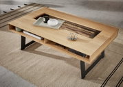 Moderner Couchtisch aus Holz mit schwarzem Metallgestell, von oben fotografiert, mit dekorativen Gegenständen auf der Tischplatte.