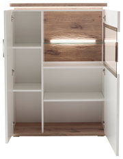 Geöffneter Vitrinen- bzw. Wohnzimmerschrank in Weiß mit Holzoptik-Rückwand und Glasboden, Innenansicht frontal von vorn