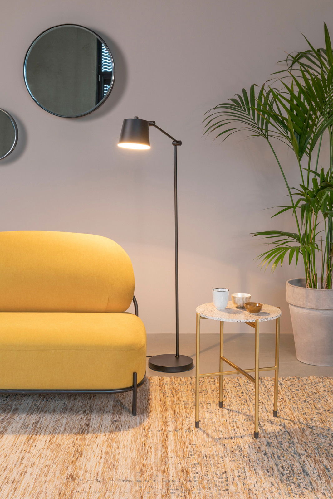 Moderne Stehleuchte in einem stilvollen Wohnzimmer, seitliche Perspektive