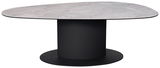 Moderner Couchtisch mit ovaler Marmorplatte und schwarzem zylindrischem Sockel, seitliche Perspektive
