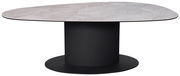Moderner Couchtisch mit ovaler Marmorplatte und schwarzem zylindrischem Sockel, seitliche Perspektive
