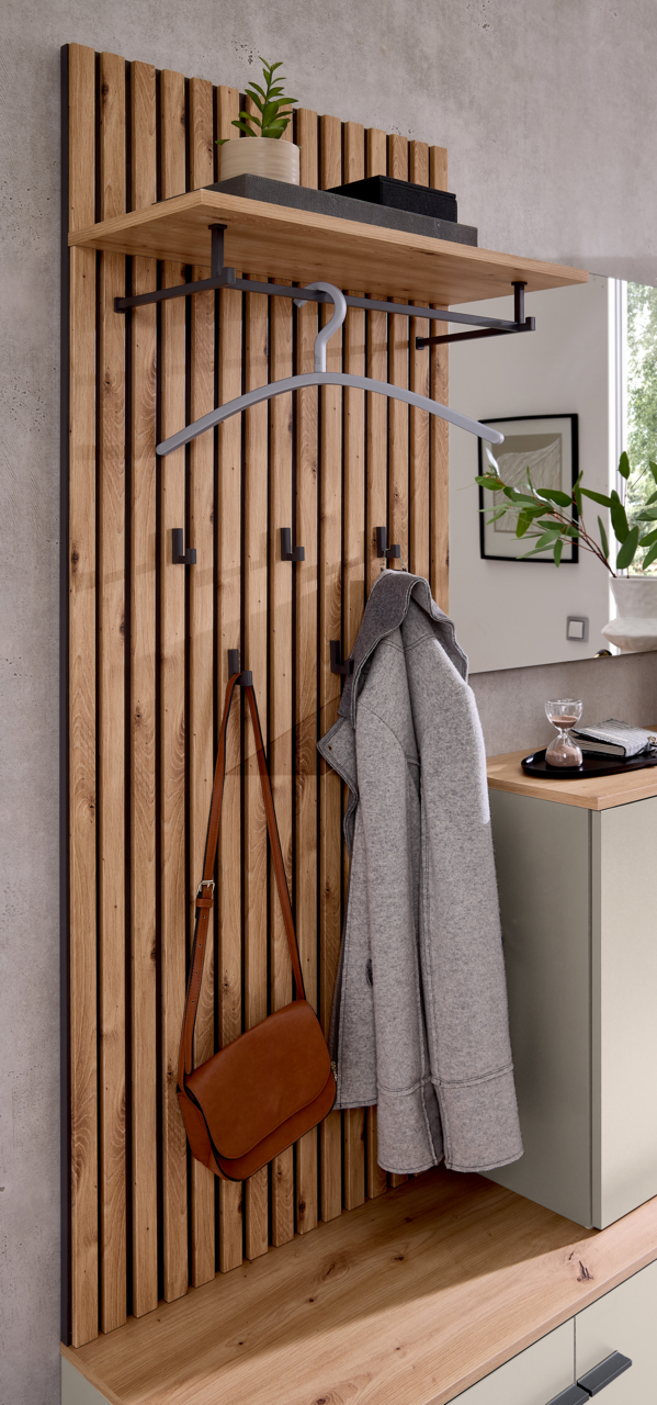 Kompaktgarderobe aus Holz mit Haken, Kleiderbügel und Ablage, seitliche Perspektive