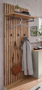 Kompaktgarderobe aus Holz mit Haken, Kleiderbügel und Ablage, seitliche Perspektive