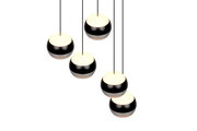 Fünf kugelförmige Pendelleuchten in Schwarz und Weiß, von oben betrachtet, mit gleichmäßigem Abstand zueinander hängend.
