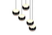 Fünf kugelförmige Pendelleuchten in Schwarz und Weiß, von oben betrachtet, mit gleichmäßigem Abstand zueinander hängend.