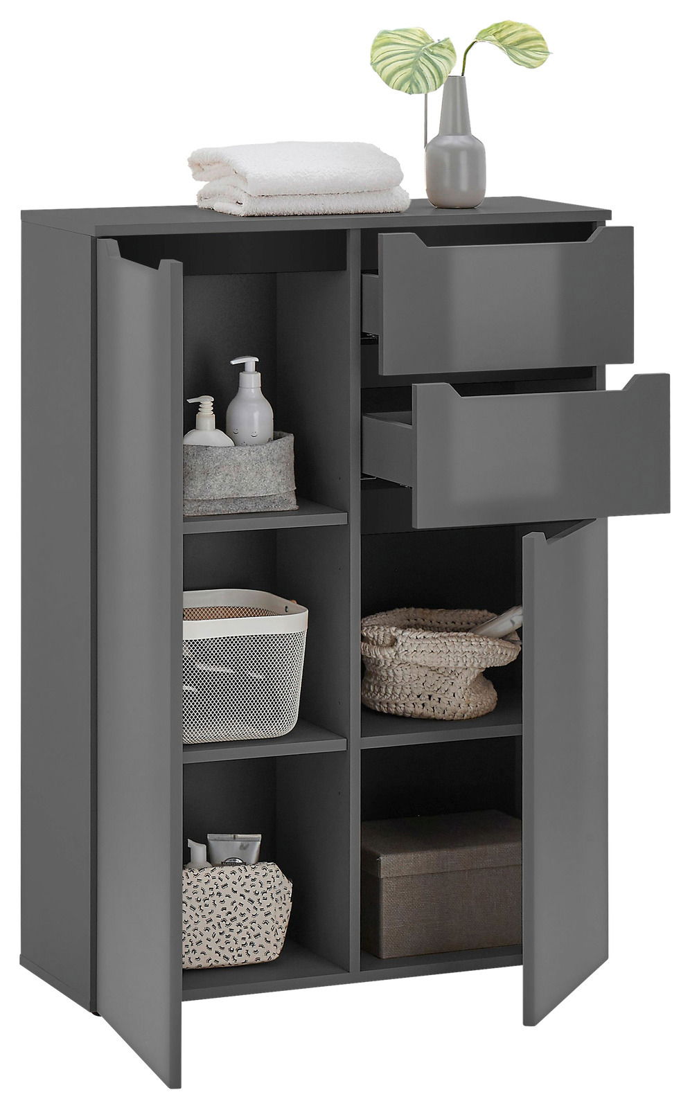 Graues Highboard mit offenen Regalfächern und Schubladen, dekoriert mit Handtüchern und Pflanzen, aus einer frontalen Perspektive.