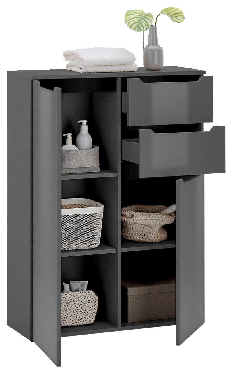 Graues Highboard mit offenen Regalfächern und Schubladen, dekoriert mit Handtüchern und Pflanzen, aus einer frontalen Perspektive.