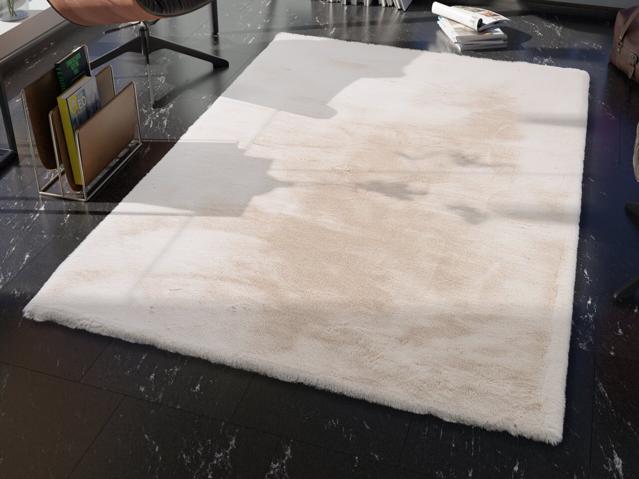 Fellteppich in einem modernen Wohnzimmer, aus der Vogelperspektive fotografiert, mit einem weichen, cremefarbenen Design auf dunklem Marmorboden.