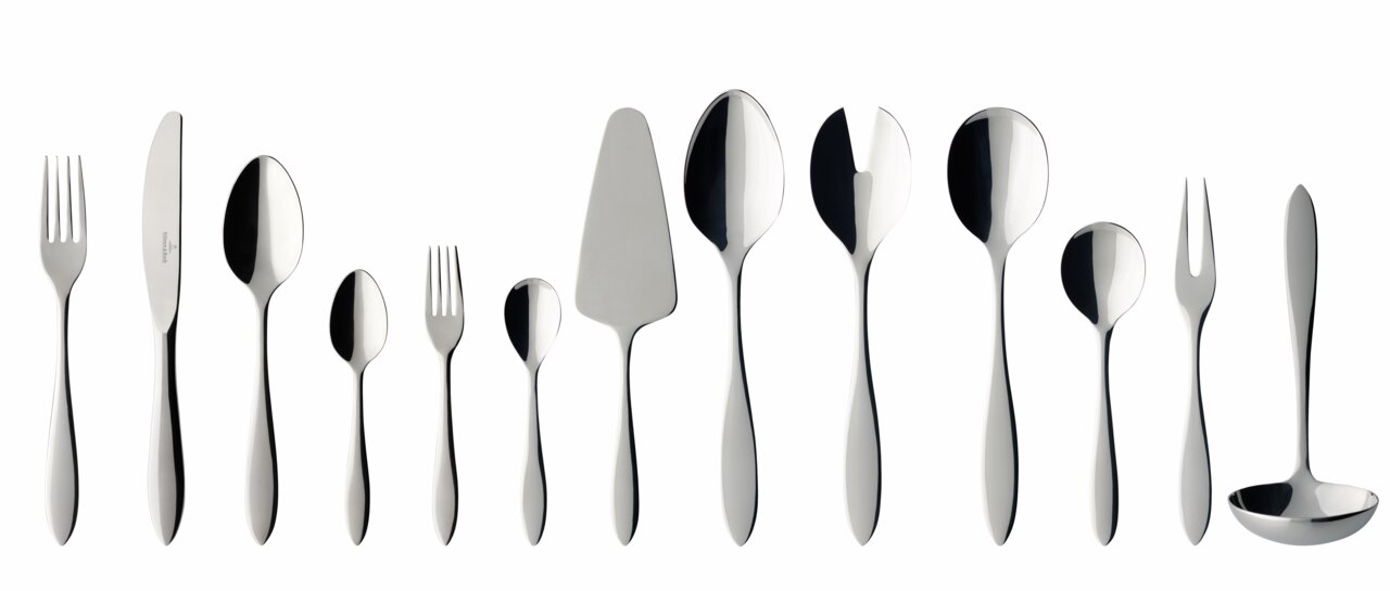 Vogelperspektive auf ein 68-teiliges Besteckset Arthur, bestehend aus verschiedenen Gabeln, Messern, Löffeln und Servierutensilien in elegantem Design.
